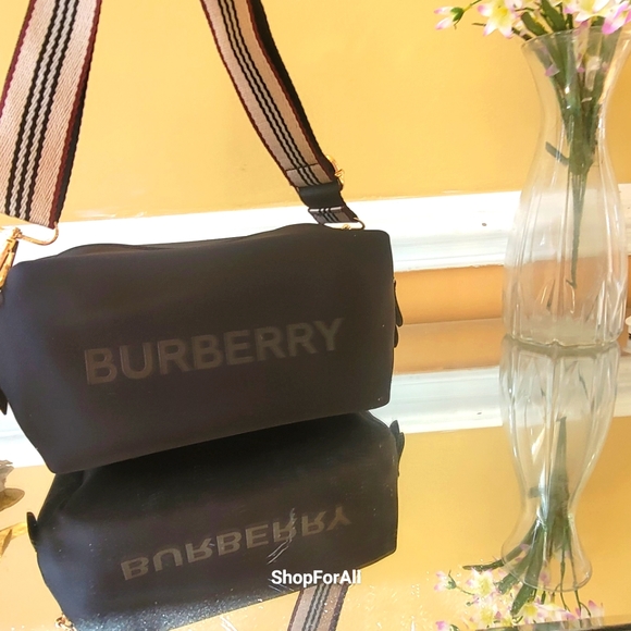 Burberry Pouch converted into to shoulder bag or cross body - Picture 8 of 11